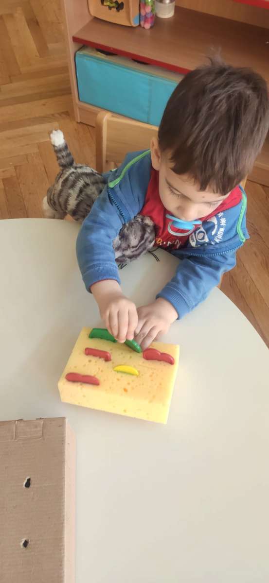 Igre pedagoški neoblikovanim materijalom
